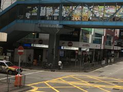 ハッピーバレーに向かうトラムから、昨日のメッセージがたくさん掲げられた歩道を。
こちらから見ると「撤回」の文字になっていました。