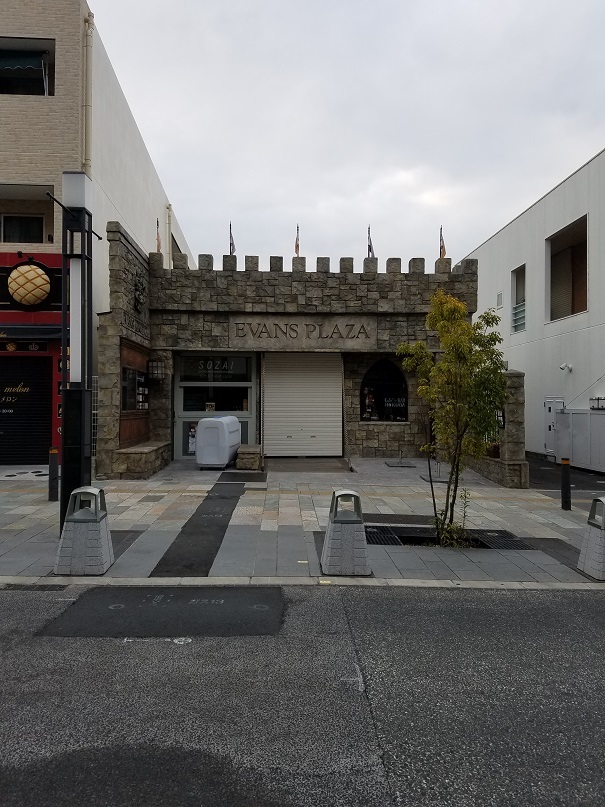 エバンスプラザ。イギリスのお城みたいな意匠ですが奈良の食材を使った飲食店とのこと