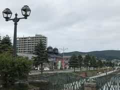 一通り博物館を見た後は、小樽観光の代表的存在“小樽運河”にやってきました。
うーん、晴れていたらもっと気持ちが良かっただろうなあ。