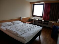 ウィーンに近づくにつれ道が混んできました。
チェコとはまた違った雰囲気で都会的です。
本日から３泊するホテルに到着。
シンプルでキレイです、冷蔵庫が無いのはちょっと残念。
ちょっと夜出かけようかなーと思ってたけど、CKシャトルのドキドキで疲れちゃったのかこのままバタンキューでした(^-^;