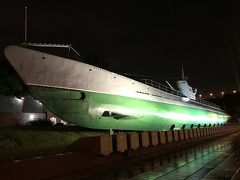 陸に上がった旧式潜水艦。夜の方が異様さが倍増します。夜がおススメ！
(博物館になって昼間は中に入れます。中国の団体さんで一杯ですが・・・)