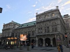 オペラ座まで歩いてきました。
一応ウィーンへの訪問は、今回で４度目なのでなんとなく場所は分かってます。
懐かしくて、ウィーンにまたきたんだーって！すごいテンション高くなってました。