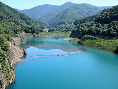 反対側はというと、緑がかった青・ターコイズブルーの奥四万湖の湖面！

この日の湖面は噂に聞く「四万ブルー」より緑色が強く、鮮やかなコバルトブルー（＝四万ブルー）の四万湖がみられるのは限られた期間なんだそうです。
まぁ、これでも十分美しいですけども。