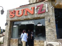 ギザに戻って遅めのランチ。3大ピラミッド近くのSun Z Restaurant and Loungeという店でエジプト料理です。