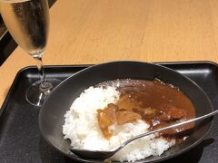 サクララウンジにてカレーを食べつつ、シャワー待ち。