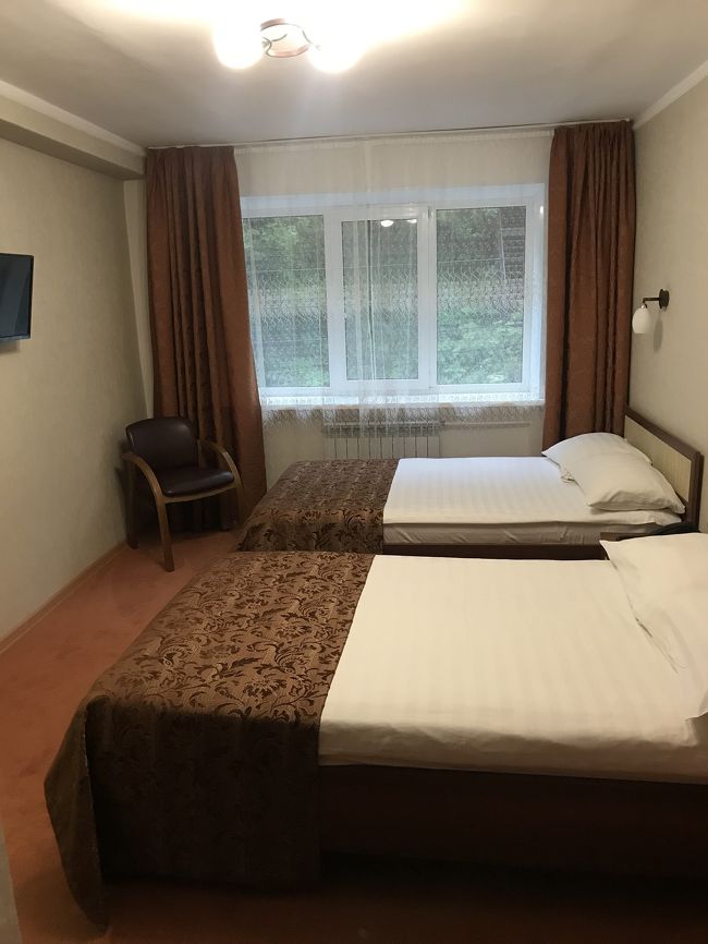 ベッドルーム。ちょっと固くて腰が痛くなった。。。エアコンなしでも寝れました。窓開けるとちょっとだけうるさいです。