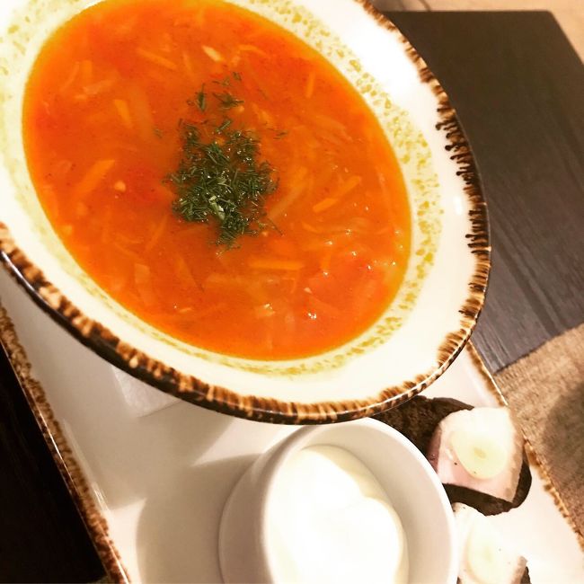 ボルシチ。右横に置いてあるものが何か分からなかったけど、これも美味しい。