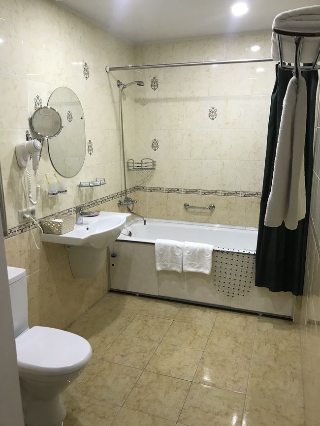 バスルームは広いしキレイ！<br />しかし、ロシア仕様なので、シャワーヘッドの位置が高いです。<br />バスローブ、タオル、ドライヤー、シャンプーリンス、簡易スリッパがありました。<br />ネットだと無い物多い感じでしたが、そんなこともないような。