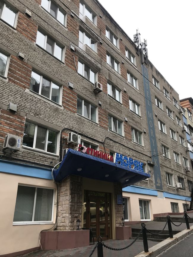 MORYAKホテルに宿泊です。<br />坂の上にあるので、雨に降られた今回の旅はちょっと大変でした。<br />グレードは高くないですが、期待せず行けば(笑)全く問題ないレベルです。<br />受け付けではパスポートやビザのコピーとったりと、団体だと時間がかかりますねー。