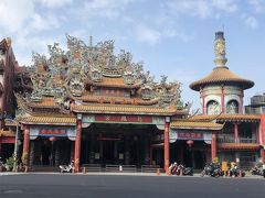駅から歩いていくとすぐに、慈鳳宮という巨大な寺院があります。
