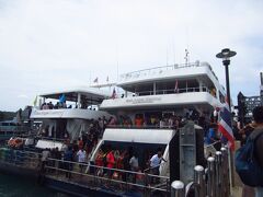 下船は人が集中します。こんなに乗っていたんだぁって感じです。右の船で来ましたが、シュノーケリングに行く方は左の船に乗り換えです。