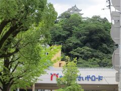 宇和島城がチラット覗いています