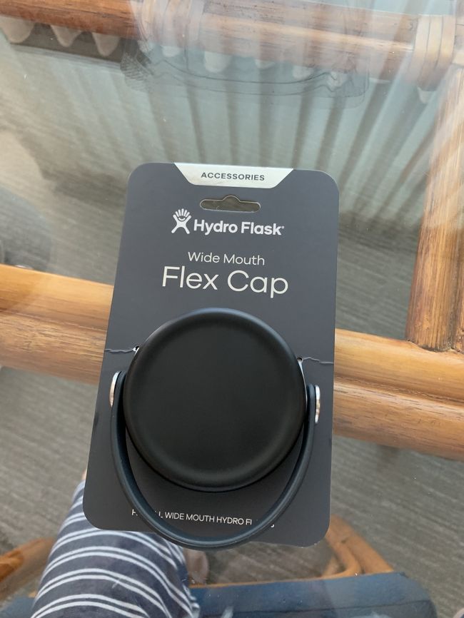 キャップも同時に購入　上の画像は滞在中に使いやすいように交換後のものです。