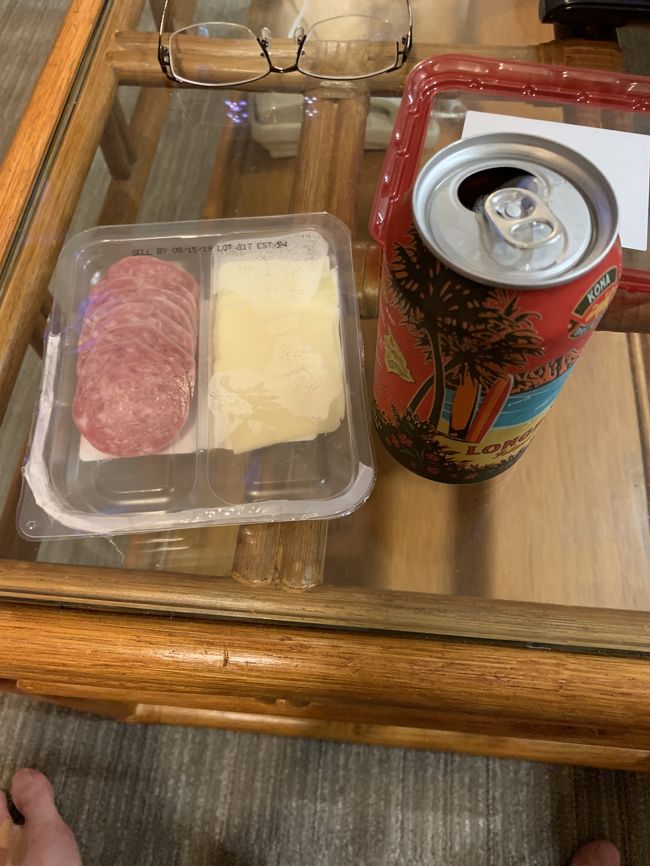 初日、部屋で飲むためにコナビールのロングボード６缶とアテはサラミとチーズ　をＡＢＣマートで購入。<br />サラミは油っぽくなく意外とあっさりしていて美味しかった。