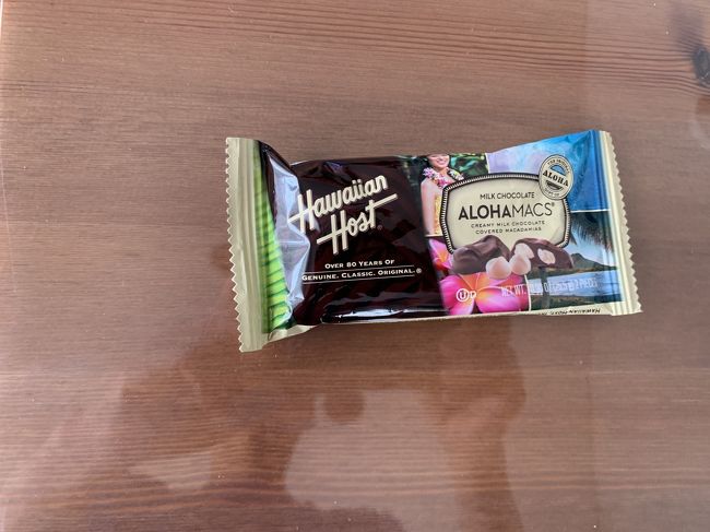 帰りの機内で配られたマカダミアナッツチョコです。