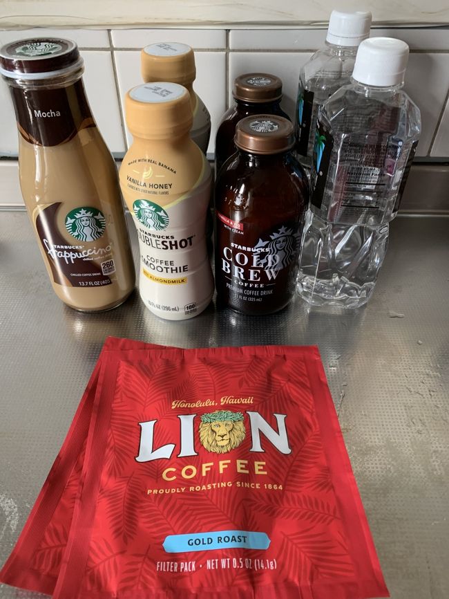 滞在中に飲む予定のスタバコーヒーと水<br />ライオンコーヒーは試供品です。どこで貰ったか忘れた（笑）