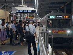 　大井町駅は頭端型の始発駅なので、しずしずと電車が入ってきては、すぐさま折り返して行きます。始発駅なので、１本見送って並べば座れる駅です。