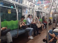　帰路は、田園都市線で渋谷へ。最新型の2020系は、Qシートと同じく木目調の床と緑色のシートで、落ち着いた雰囲気。逆方向ということでガラ空き状態、もしQシートが連結されていても乗らないだろうなと思いながら揺られました。
