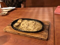 ホテルのチェックイン時にトラブル発生で時間ロス。
結局、この日の夕食は12時近くに。
タニヤの「多久味」で日本食。

