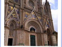 イタリアへの旅は、世界史に造詣が深く、美術の知識があり、教会建築に明るいと、嬉しくてもう帰れなくなる。例えパスタ第一目的との私でさえ、これだけ惹きつけられるのだから、辛くなるほど好きになる。
　さて、そんな私、よく聞くファサードとは何だろうと今回Wikipediaで調べてみた。