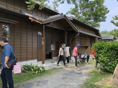 お昼を食べた後、八田與一記念公園内にある、八田與一記念館と住んでおられた家を復元したものを見学しました。
八田技師が現地に溶け込みながら、烏山頭ダムや用水路などの治水事業を成し遂げ、嘉南平原を穀倉地帯に変えた偉人の記念館は台湾に来る前から興味があったのですが、ようやく来ることが出来ました。
