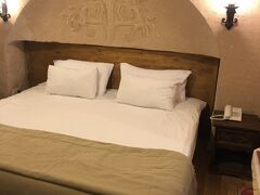 ５・６泊目
アルフィーナ ケーブ ホテル
Karağandere, 50180 Ürgüp/Nevşehir

ベッドはダブルサイズ
狭い、かなり狭いです。
ベッド横のスペースはほとんどありません。
洞窟ホテルということで、人気があるようですが施設の古いホテルといったイメージです。
