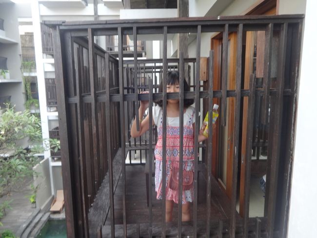 となりとスゴク近いです。<br /><br />檻の中に入ってるみたいね。