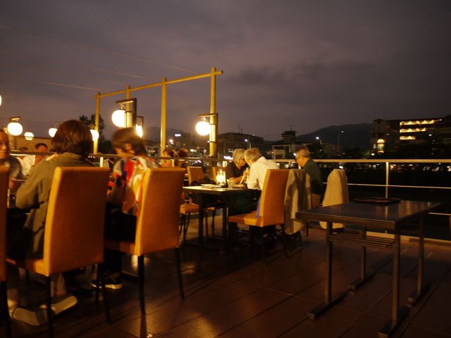 ふと周りを見たら、各テーブル、お隣のお店もランプが灯っていい雰囲気＊*<br />もうすっかり日が暮れたな～<br /><br />あっちの山に「大」の文字が見えた。<br />このお店なら五山の送り火もよく見えそうやね。<br />