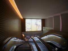 振替便は中国東方航空のコードシェア便なため、使えるラウンジは提携先のＪＡＬのみとのこと。ラウンジのレセプションで、航空券を見せるも登録されていない様子で、マイレージカードの提示を要求されました。この台風で予約センターも大混乱、そんなところまで気が回らないんだろうな。
