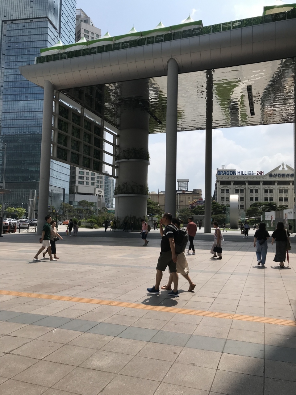 仙遊島駅から一回乗り換えて、龍山駅へ
大きな駅。