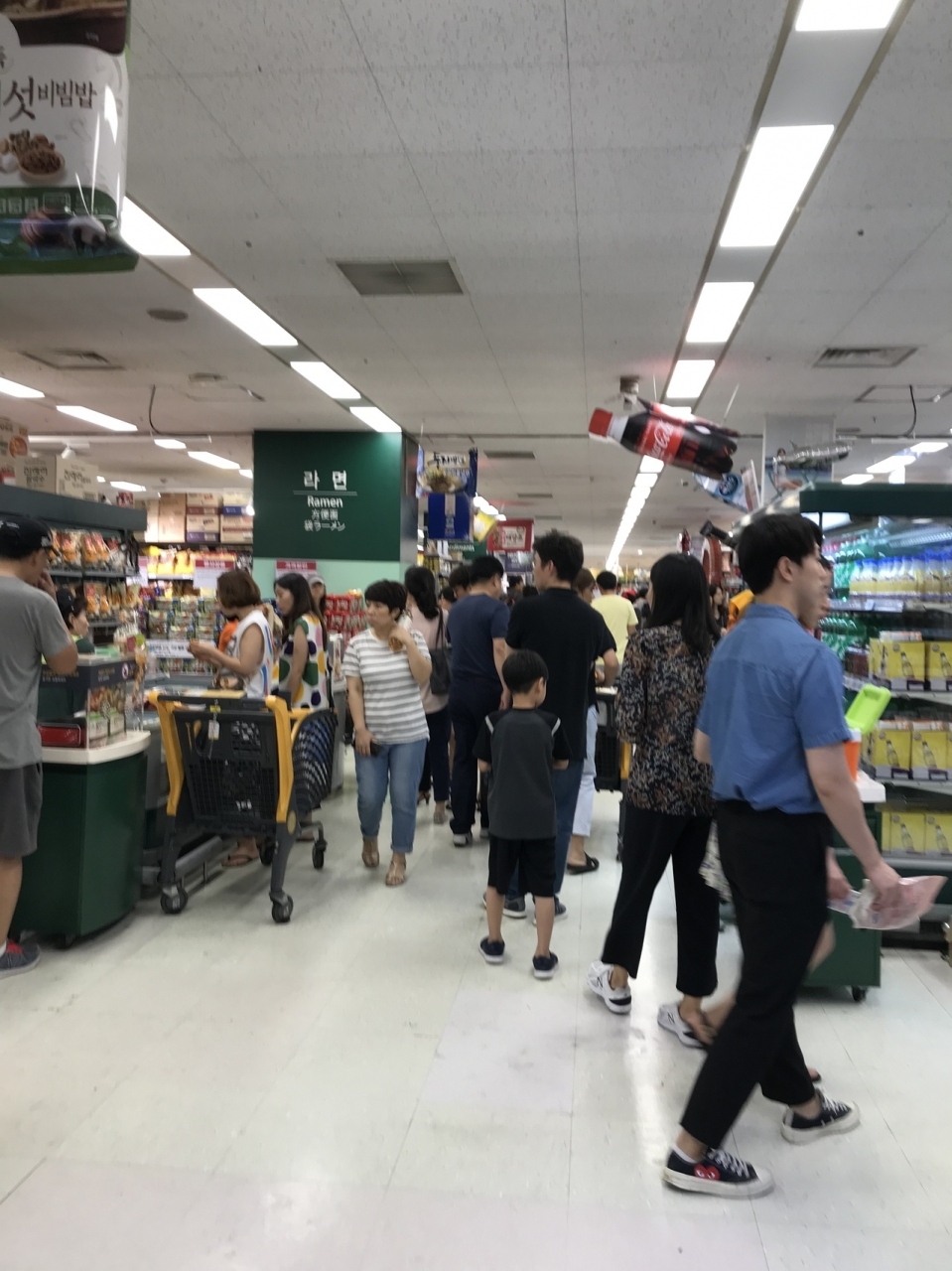 地下２階のemart　食品フロア
土曜の午後で、とても混んでました。
フロア自体が広いのですが、それでも大きなカートでお買い物している家族が多いの。