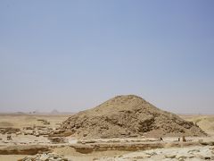 ジェセル王のピラミッド・コンプレックスのすぐ南に位置するのが、第5王朝最後の王、ウナス王のピラミッドです。規模は小さくまるで瓦礫の山にしか見えませんが、ピラミッド内部の壁面にピラミッド・テキストが初めて刻まれたことで有名です。遠くにはスネフェル王の赤いピラミッドと屈折ピラミッドが霞んで見えています。