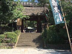 深大寺の山門前まで行くと、お蕎麦屋さんがいくつも並んでいました。
