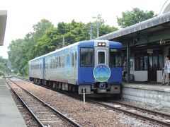 野辺山駅の駅構内に入り、反対ホームから入線してきたHIGHRAILをパシャり。

小海線の普通列車で充当されているキハ110系を魔改造したもので(笑)、車体は星空をモチーフにしたラッピングに。