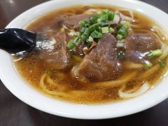 ホテルから徒歩5分のところに
港園牛肉麺というお店が
あったので入りました。

主人は汁なし牛肉麺
私は普通の牛肉麺を注文。

これがまた美味しかったー！

すごく混んでいて
人気なお店だったようです。