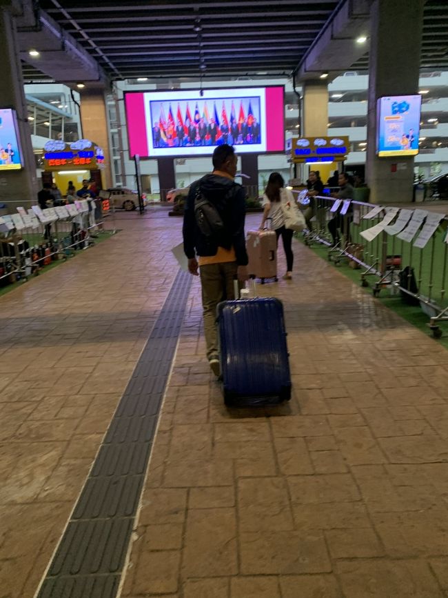 お迎えのバンが見つからない…というか、指定の場所に居ない！<br />連絡すると、運転手さんが待ち合わせ場所間違えて、国内線の出口で待ってた…(°д°)らしく、雨の中けっこう待たされる…<br /><br />やっと来たバンに乗り込む、やっぱり車内は冷房ガンガン<br />冷たーい水のペットボトルと冷たーいおしぼりもらったけど、雨に濡れ、ガンガンの冷房で寒すぎて嬉しくない（苦笑）<br />でも、運転手さんはとってもいい人でした。<br /><br />空港からホテルまではけっこう時間かかった<br />一時間くらいかな？