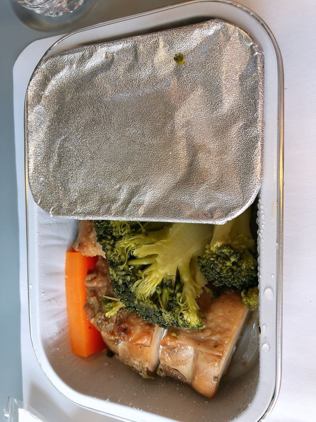 こちらはグリルチキンもち米添え