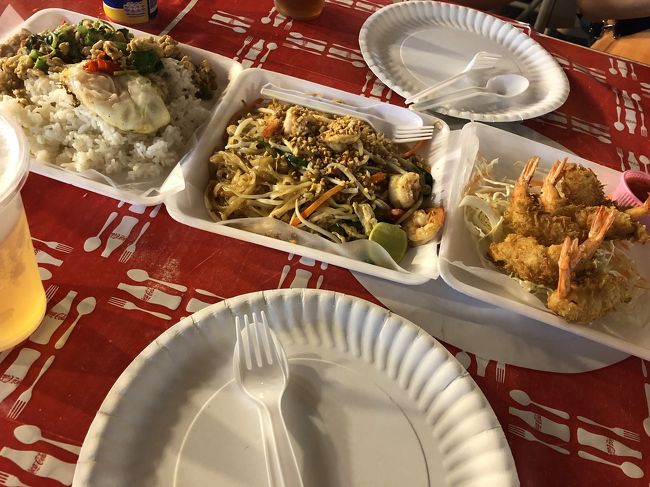 突然雨に降られ、近くのお店で<br />ガパオライス(100B)、パッタイ(100B)、エビのフライ(150B)を頼んでみる。<br /><br />ガパオは辛かった！<br />