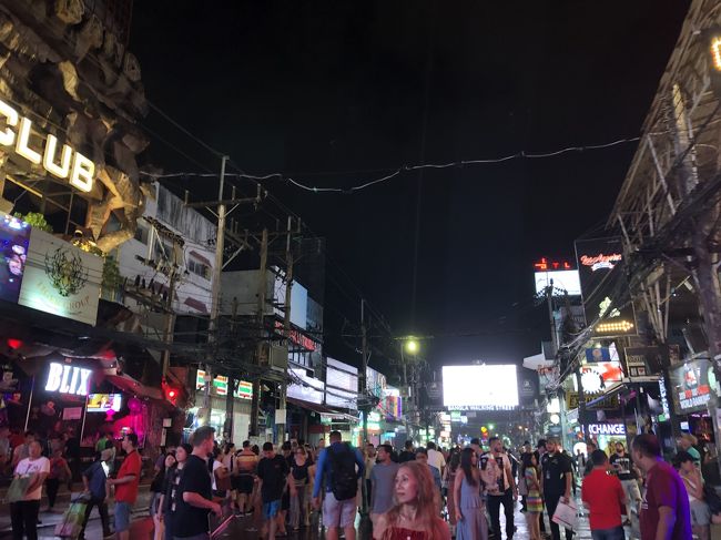 夜から歩行者天国になって、人がいっぱい！