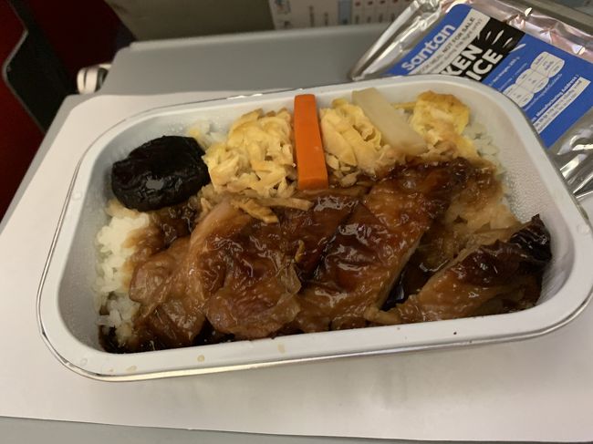 食べ物や飲み物は持ち込みできないということで、有料の機内食を予約しておいた。<br />事前に予約すると飲み物が付いているのでお得。<br /><br />こちらはテリヤキチキン丼<br /><br />