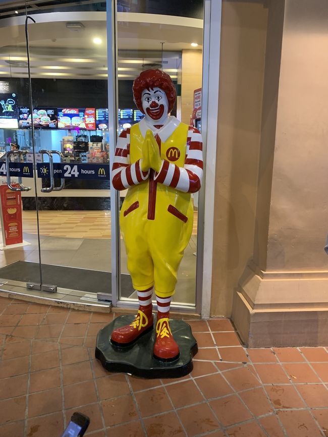 マクドナルドもこのポーズ！