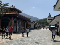 ケーブルカーの終点は大仏様の麓。
その麓もすっかり整備されて、昴坪村（ゴンピンヴィレッジ）というきれいなテーマパークになっていました。
