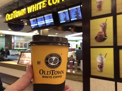 Suria KLCCの 『OLD TOWN WHITE  COFFEE』で
White Coffee 

マレーシアのスタバ的コーヒーチェーン、ローカルフードも充実ファミレス的かな…
フードコートで店名にもなっているホワイトコーヒーを
噂通り甘～いミルクコーヒー

今日は一日いっぱい食べすぎて夜ご飯食べれず…