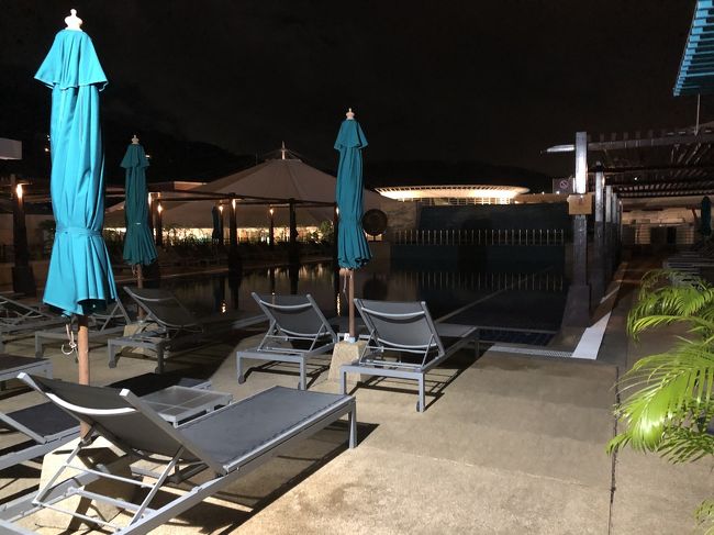 ビーチサイドのプール<br /><br />今回の旅行では忙しくて入れなかったけど…