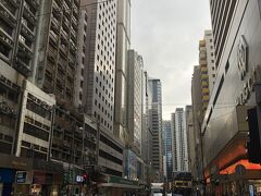 17:30
乗船時間は大体20分くらいでした
市街地へ！
やはりイギリス領だったこともあり、景観がイギリスとかヨーロッパ風な感じです。バス、路面電車共に二段で、高層ビルの感じもアジアって感じはあまりしません