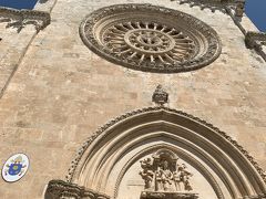 Concattedrale di Santa Maria Assunta(Cattedrale)/Ostuni Cathedralとも
いいます。

うーーん　ジェズエのマークが　いきなりついてる。。