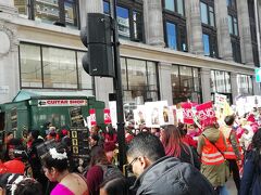 セルフリッジの最寄り駅のBOND STREETで降ります。
セルフリッジに行く途中でデモ行進が行われてました。