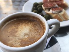 ちょっと散策してはテラスで休憩、なスペイン人夫との旅。

早速休憩です。

私はコーヒー、彼はビールです。





実はここのテラスは２件目。ここのテラス前に入ったテラスは写真撮り忘れたので省略。

テラスにかかっている曲をうたったり、しょうもない話で盛り上がってのんびりすごします。


