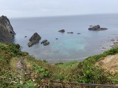 　雨は強くなってきましたが、日本の渚100選にも選ばれた「島武意海岸」を是非見てくださいと、雨脚が強くなる中を歩きました。人が並んで歩けるぐらいの、真っ暗いトンネルを抜けると、一気に視界が開けて、崖の上から、積丹ブルーの海がみえるという、なかなか面白い造りになっていました。バスガイドさんからは、砂浜まで行く時間はないから行かないように、ということを言っておりましたので、小雨が降っていたこともあり、泣く泣く断念しましたが、もっと見ていたい風景でした。

