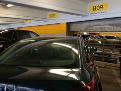 レンタカーです。

こちらも、去年はサクサクやったのに、ハーツのカウンター、しかもゴールドやのに、時間かかってかかって…。
で、予約は私、運転はパパで、パパは英語できないので、カウンターにふたりで行きたかったのだけと、人でごった返してるし、荷物持って行列に並べないし、かといって、荷物見ててね、って娘と荷物のあるところから離れられないし、パパがひとりで並んでたのだけど、カウンターで何か言われたら対応できひんし、来てってことになって。

行列で、娘の場所からカウンター見えへんし、わたしが離れるわけには、いかんし…。
で、なんとか、一瞬カウンターに行くのに頑張ったけど、もう、ほんまこの時点で疲れて疲れて…。

若干険悪ムード…。